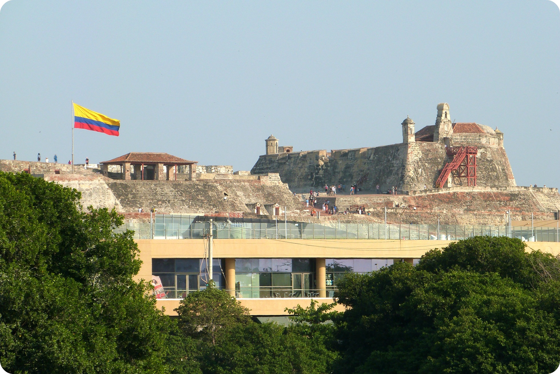 Vista del castillo San Felipe de Barajas desde el lugar de la estatua de la India Catalina en Cartagena