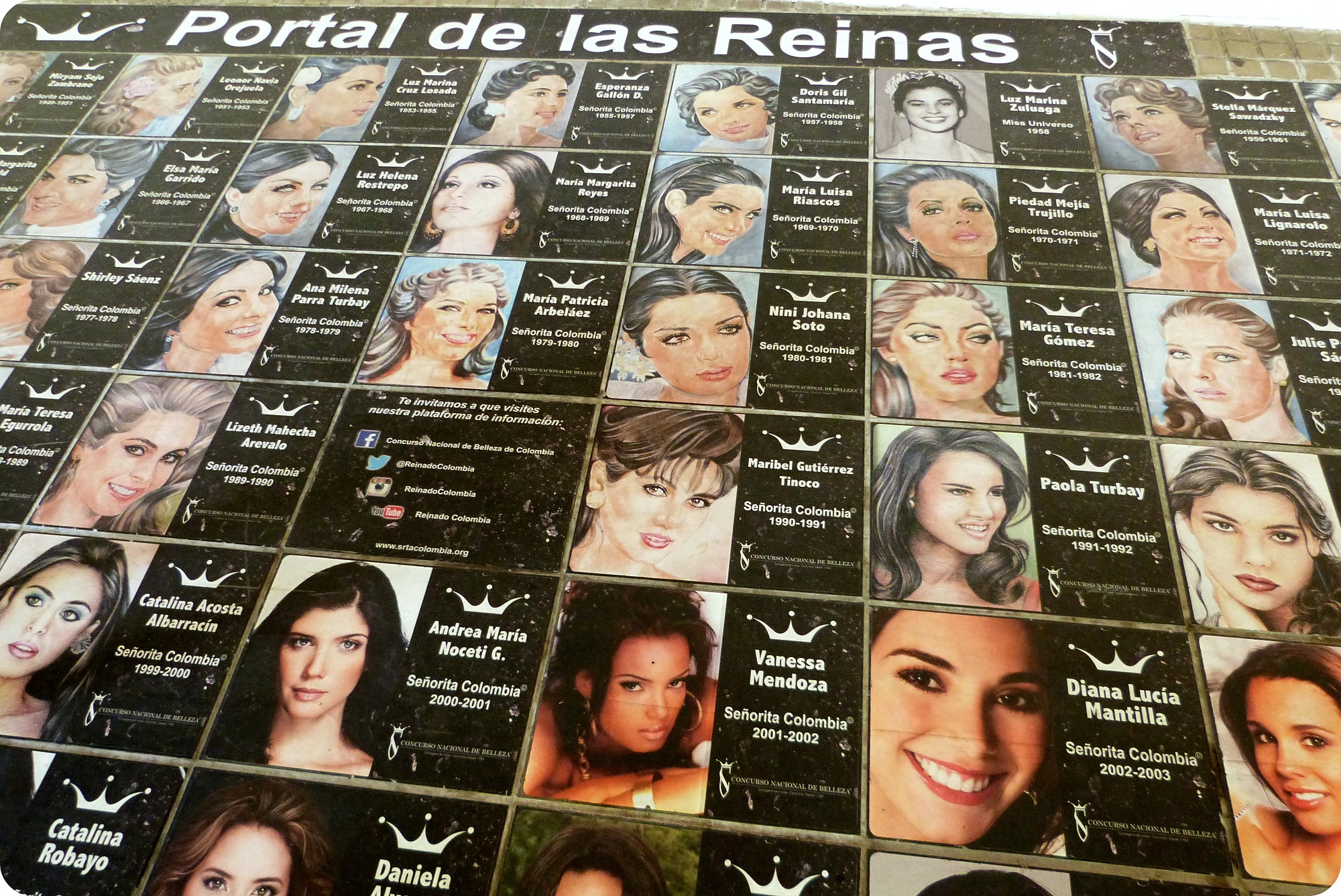 dibujos y fotos de las reinas de Colombia en el suelo del Parque Bolívar en Cartagena