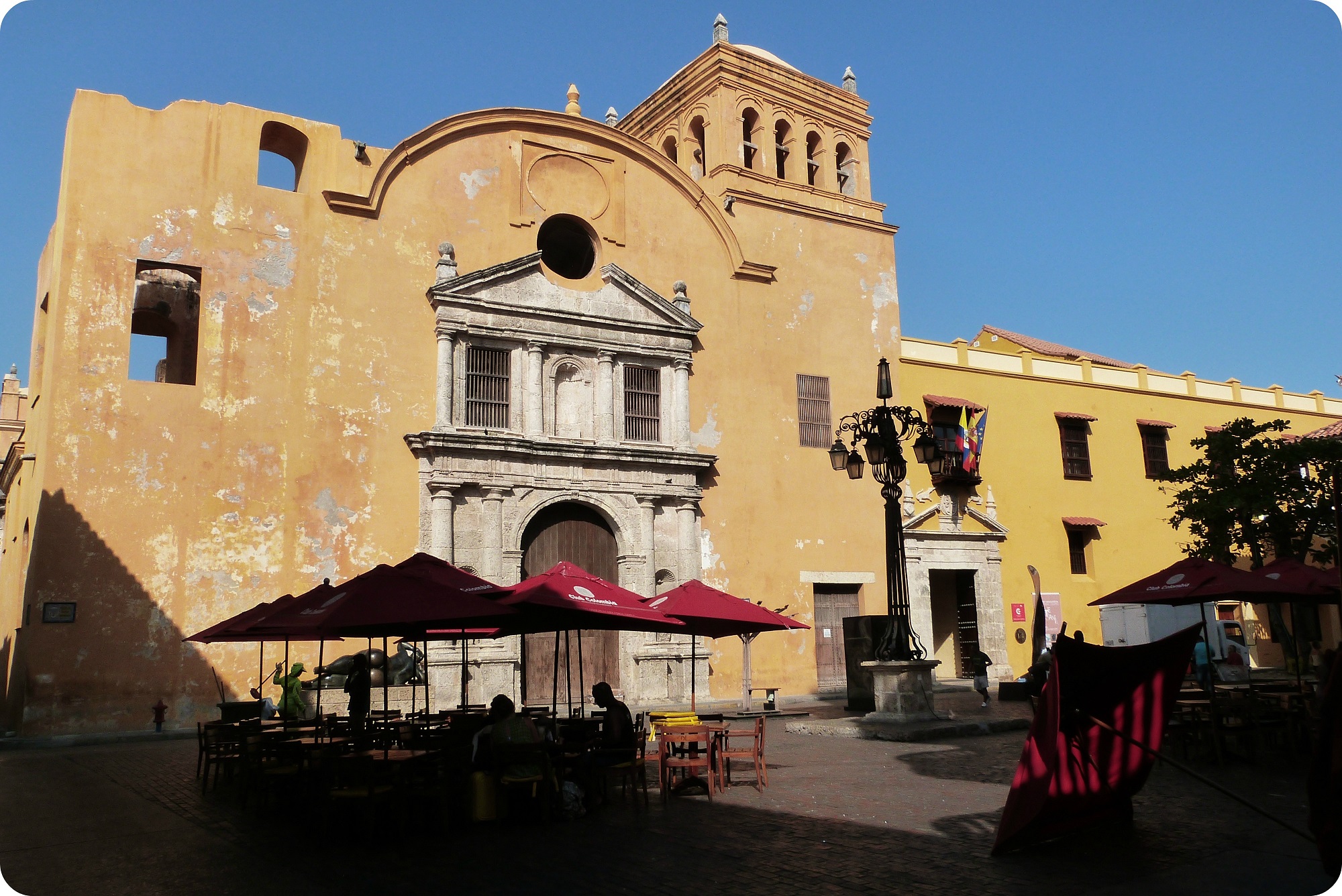 edificio amarillo un poco deteriorado: lel convento santo domingo, en una plaza de Cartagena