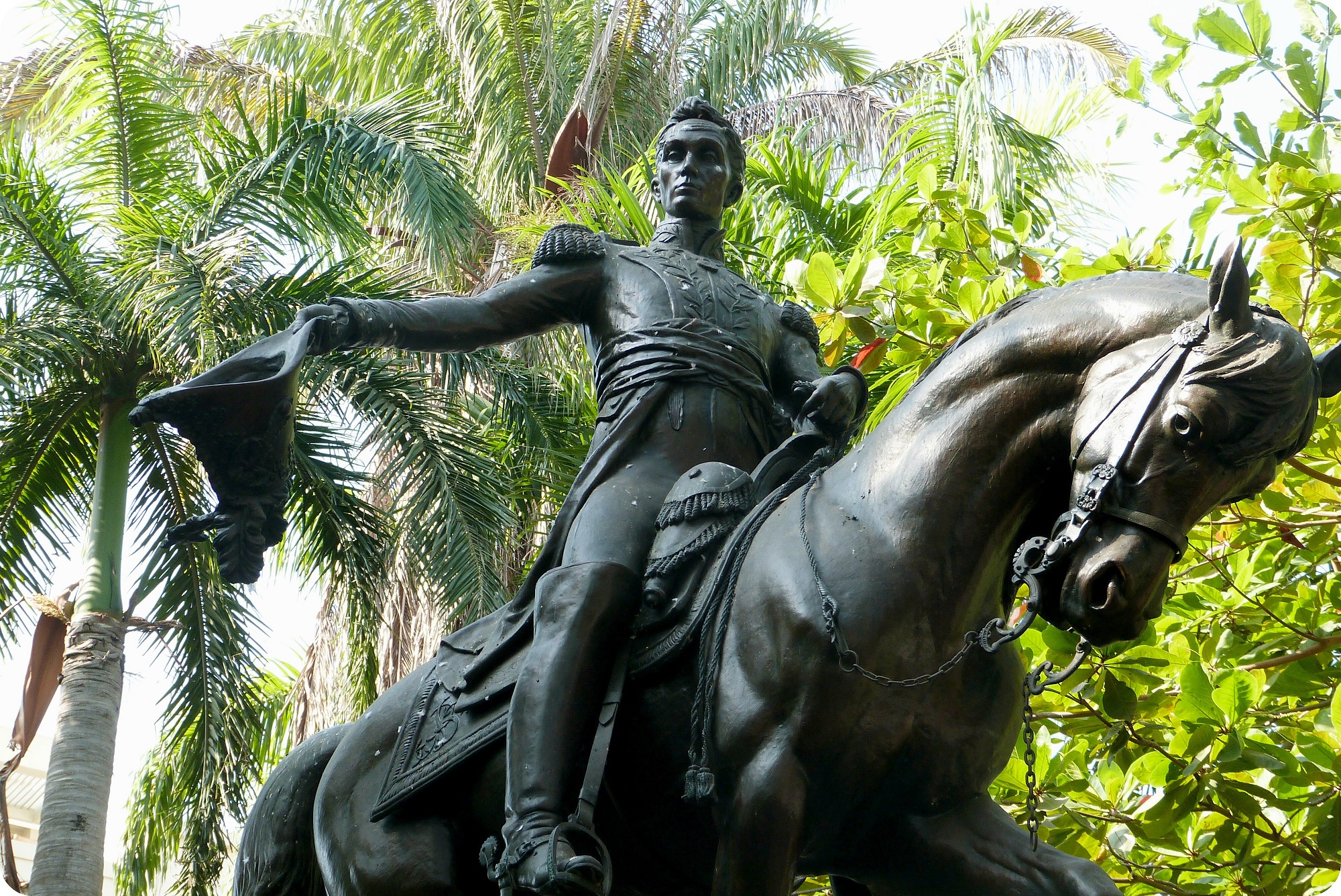 imponente estatua de Simón Bolívar sobre su caballo y quitando su sombrero en el Parque Bolívar en Cartagena