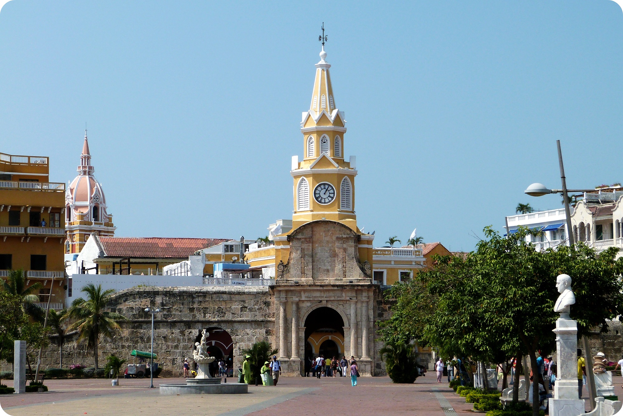 la torre del reloj y las murallas de la ciudad de Cartagena