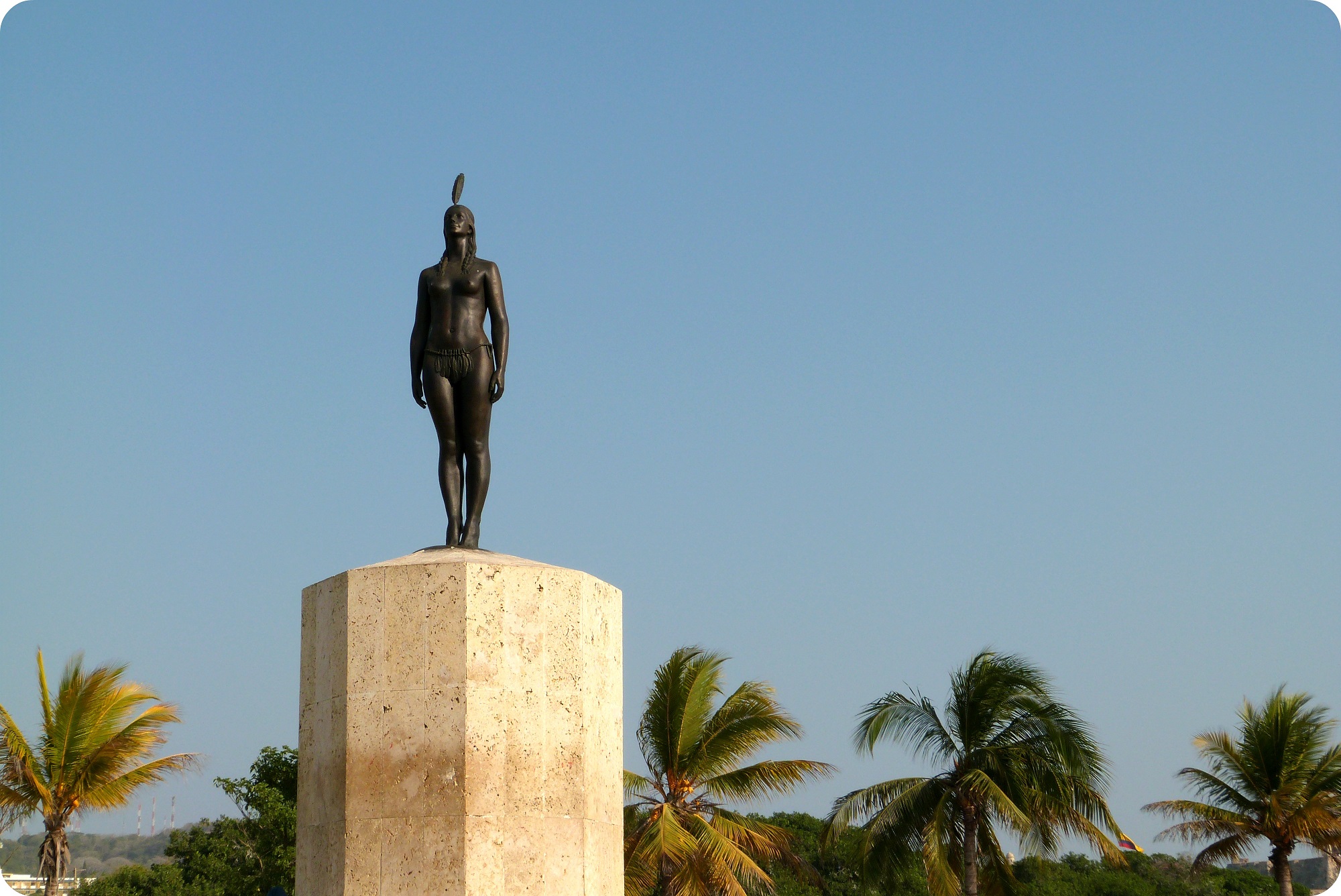 Estatua de estatura real de la India Catalina en Cartagena: una mujer indígena que está de pie, derecha, la cabeza alta