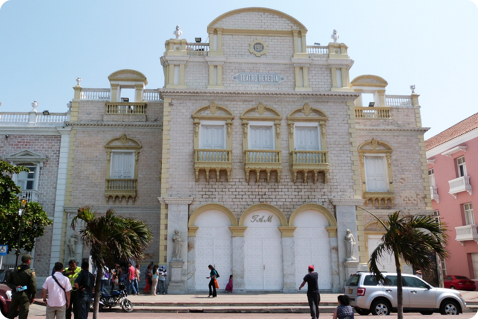 imponente teatro de color blanco y amarillo en Cartagena